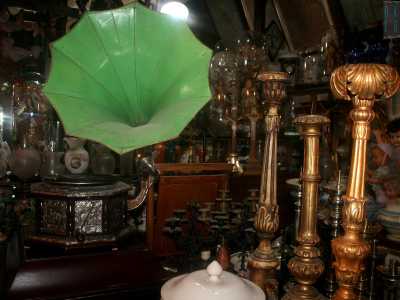 Nonostante la confusione per� l�aria che si respira � unica e �nostalgica�: la sensazione � quella di ritrovarsi in un punto indeterminato del passato, soprattutto quando l�antiquario mette su una musica della �Bella �poque� che diffonde attraverso un grammofono egiziano